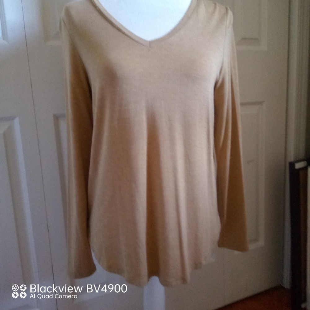 Never worn TAHARI V-Neck Long Sleeve Madal Blend top